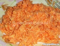 Морковь с чесноком и орехами готовая