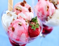 Десерт Мороженое с клубникой